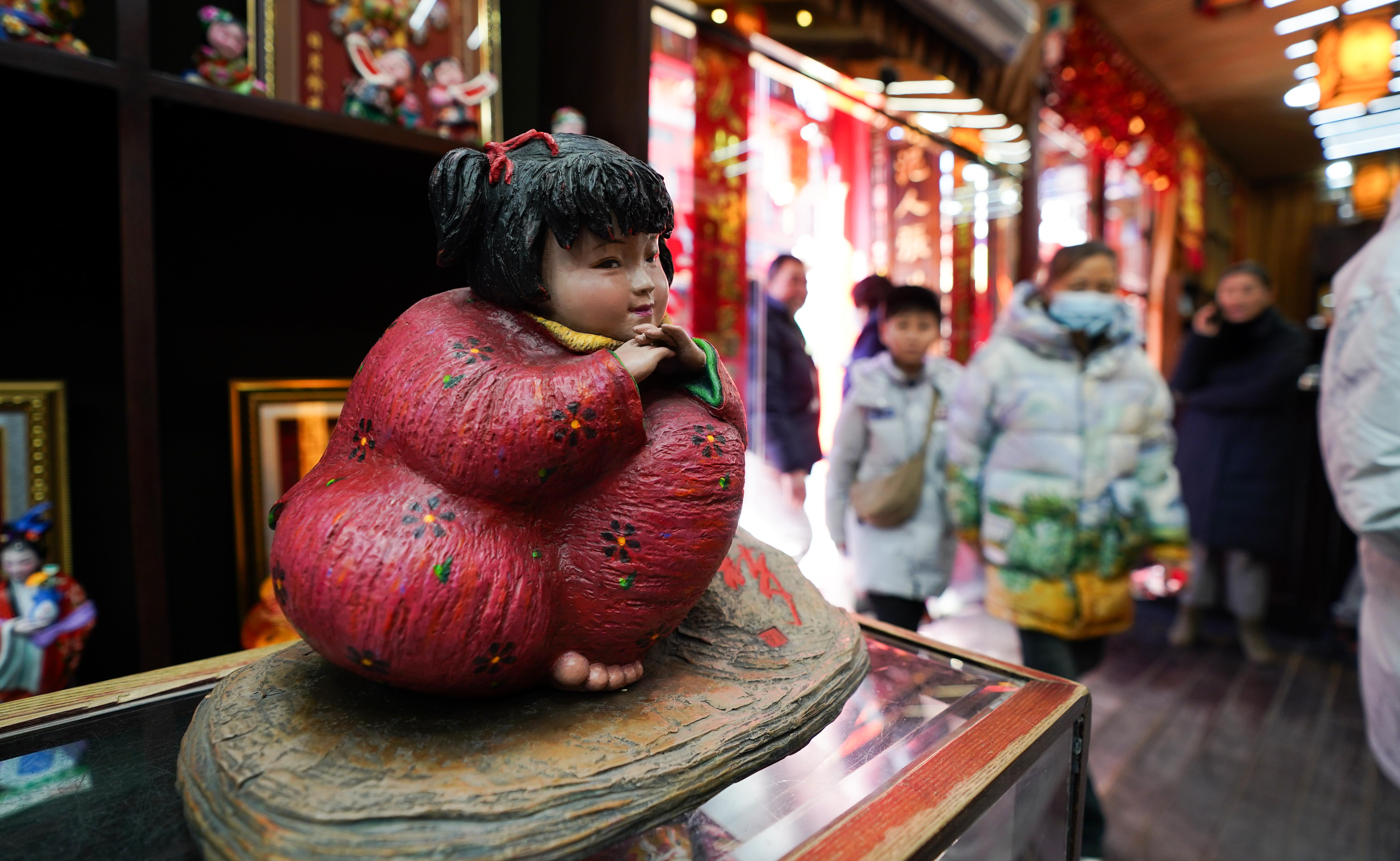 △泥人張彩塑是天津的傳統(tǒng)民間手工藝品，為天津市首批國(guó)家級(jí)非物質(zhì)文化遺產(chǎn)。（總臺(tái)國(guó)廣記者李晉拍攝）