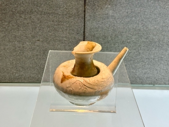 德化縣陶瓷博物館收藏的龍紋軍持。人民網(wǎng)記者 金慧慧攝