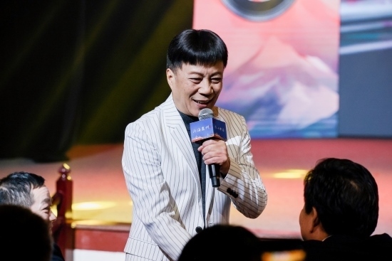 “何以中國·向海泉州”網(wǎng)絡(luò)主題活動現(xiàn)場，陳百潭演出時與觀眾互動。泉州廣播電視臺供圖