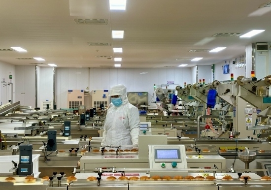 盼盼5G智慧工廠生產(chǎn)線正在進行產(chǎn)品質(zhì)檢。人民網(wǎng)記者 金慧慧攝