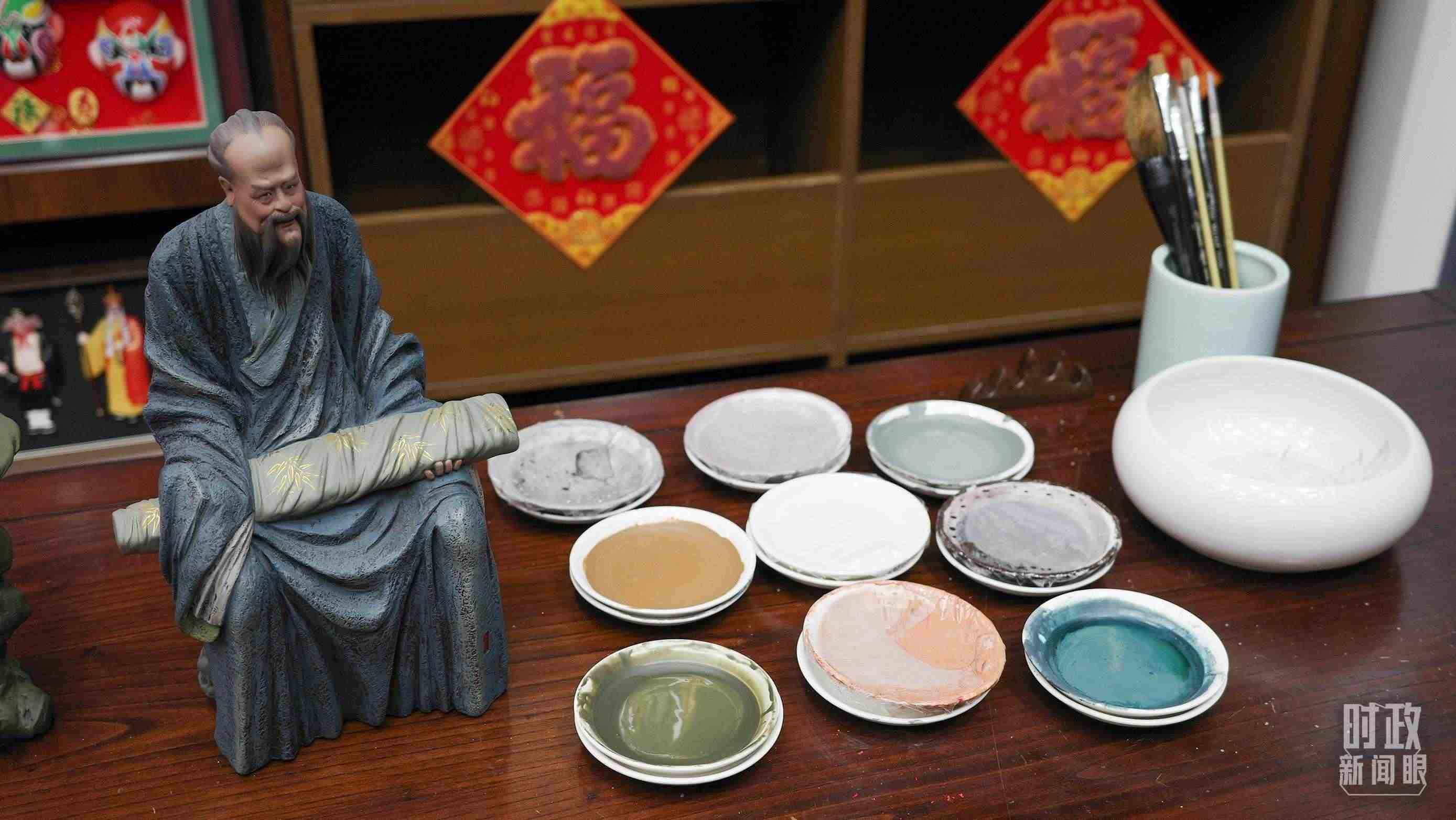 △天津古文化街，泥人張店鋪的上色顏料展示。（總臺(tái)央視記者覃思拍攝）