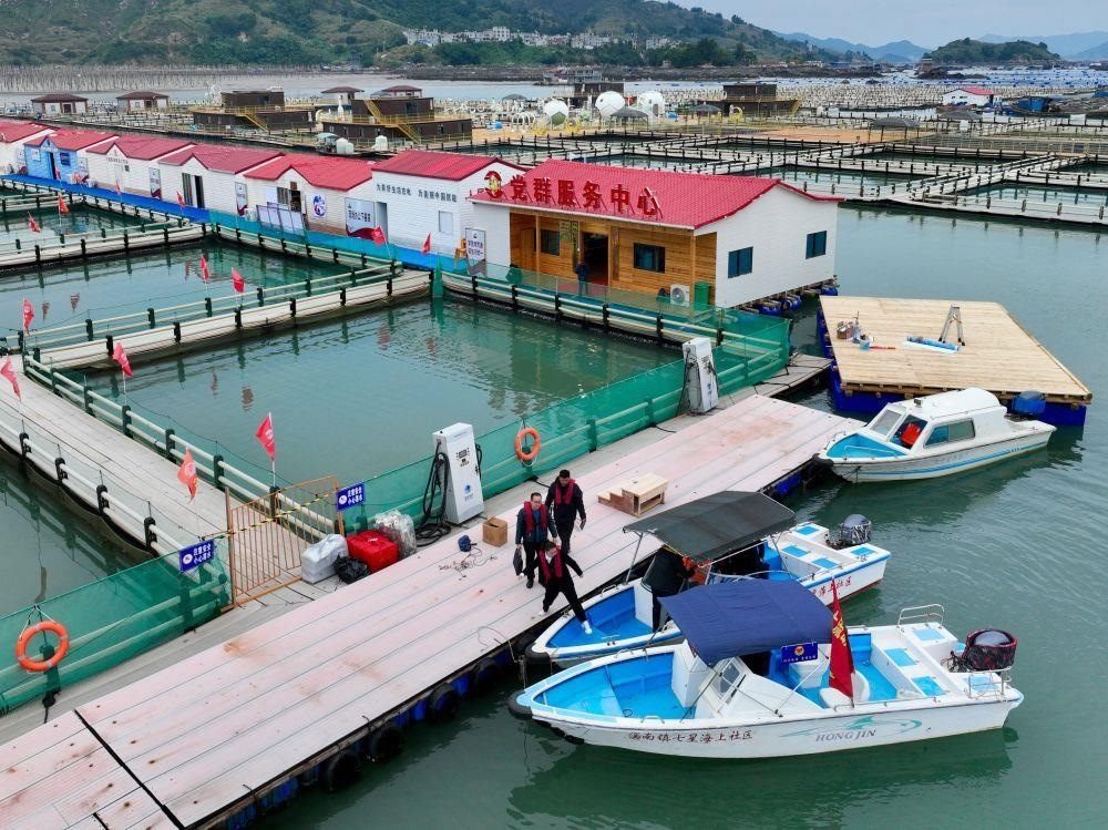 △2023年11月14日，福建寧德市霞浦縣溪南鎮(zhèn)七星海上社區(qū)的工作人員，前往轄區(qū)漁排進(jìn)行民情走訪。