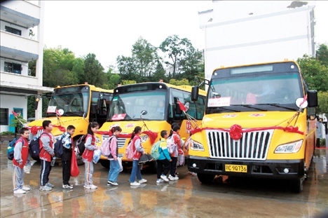 △2023年9月28日，湖北竹山縣校園直通車全域開通后，學(xué)生在有序排隊乘車。第二批主題教育開展后，竹山縣將實(shí)施農(nóng)村道路暢通工程作為為民辦實(shí)事的重要內(nèi)容。