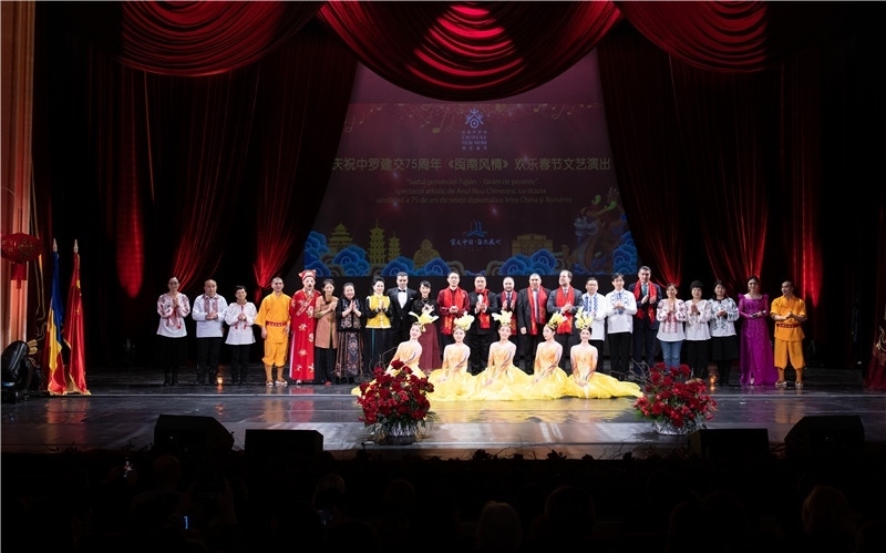 圖為韓大使、羅政府高官與泉州藝術團演員合影。中國駐羅大使館文化處供圖。