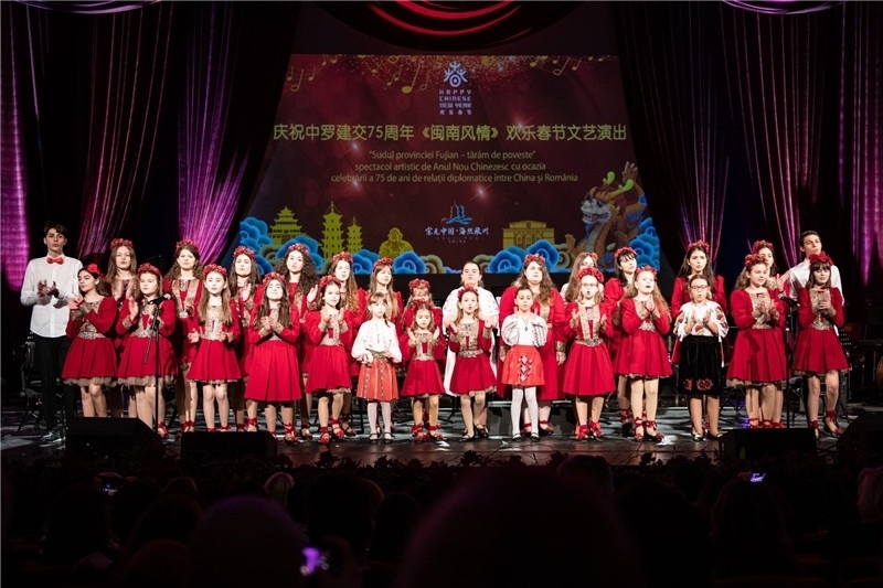 圖為羅小快板兒童合唱團在演唱中文歌曲。 中國駐羅大使館文化處供圖。