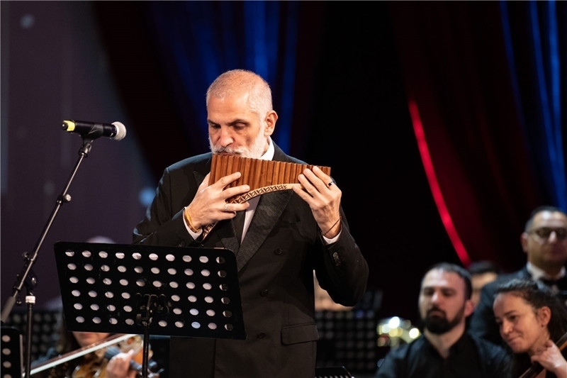 圖為著名排簫大師達米安·德拉吉奇在領銜演奏中國經(jīng)典曲目。 中國駐羅大使館文化處供圖。