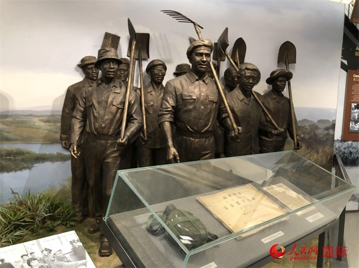 紀(jì)念園中展覽的筑路場景 。人民網(wǎng)記者 黃培昭攝