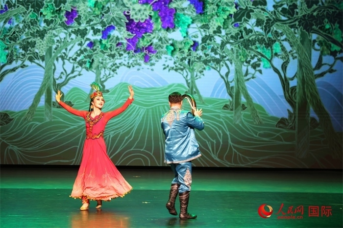 2日在阿聯(lián)酋迪拜舉行的大型音舞詩(shī)畫(huà)《新疆是個(gè)好地方》文藝演出。人民網(wǎng)記者 任皓宇攝