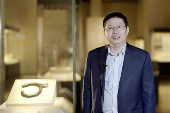 中國國家博物館副館長張偉明介紹館藏C形玉龍。