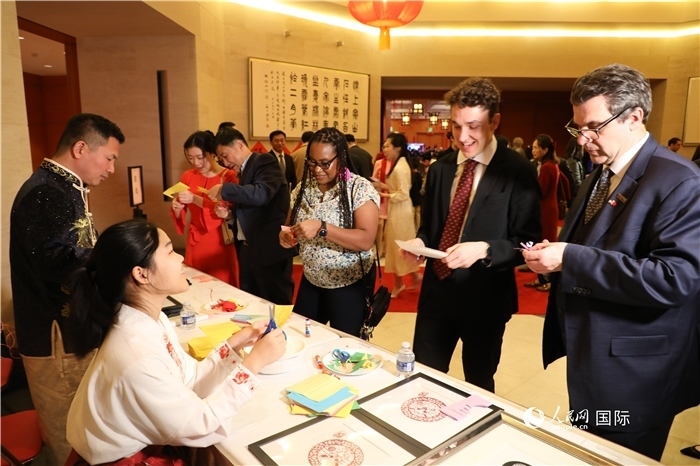 圖為美國民眾體驗(yàn)中國春節(jié)民俗。人民網(wǎng)記者 李志偉攝