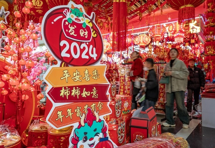 1月11日，顧客在昆明新螺螄灣國際商貿(mào)城選購節(jié)日飾品。新華社記者 陳欣波 攝