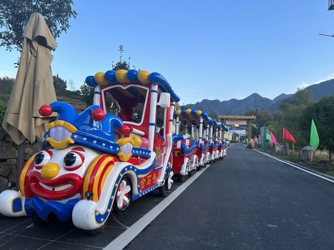 2023年10月，金石村集體出資購買了兩輛無軌觀光小火車。紫陽縣融媒體中心供圖