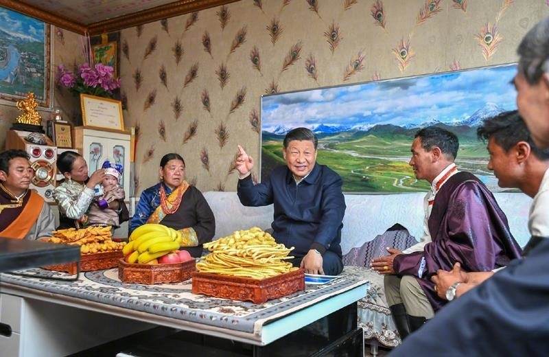 △2021年6月8日，習(xí)近平總書記在青海海北藏族自治州剛察縣果洛藏貢麻村，同藏族牧民索南才讓一家人圍坐在客廳聊家常。