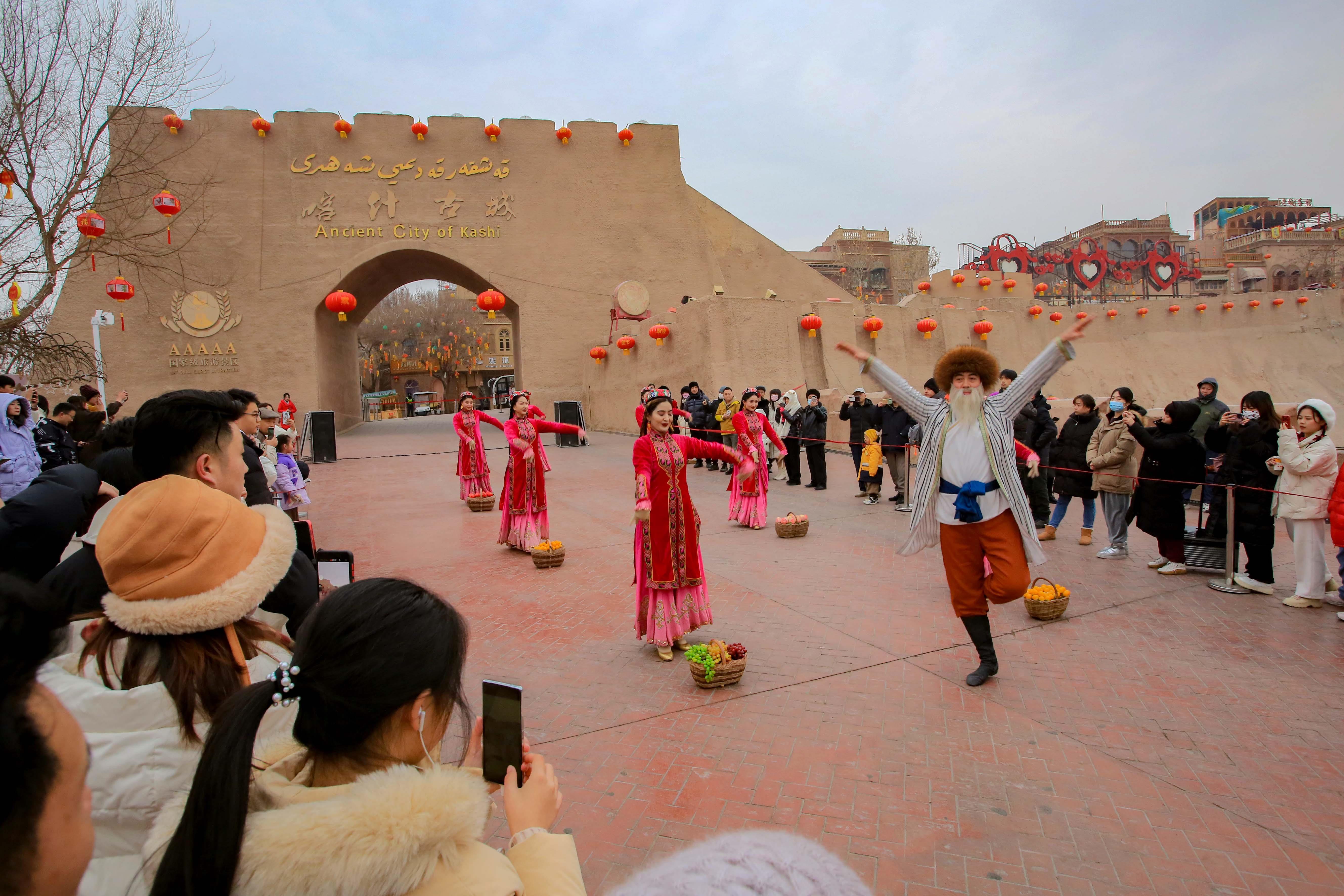 △2024年2月4日，演員在新疆喀什古城入城儀式上表演舞蹈。