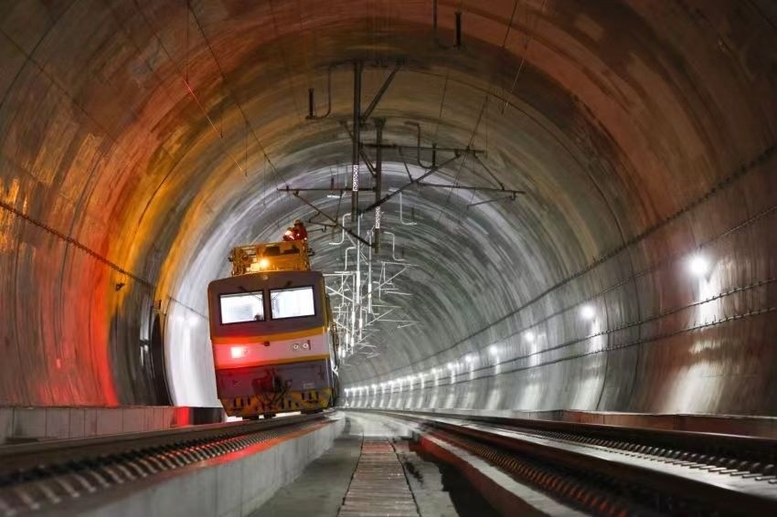 凌晨，接觸網(wǎng)作業(yè)車的燈光紅黃相間。胡鵬攝