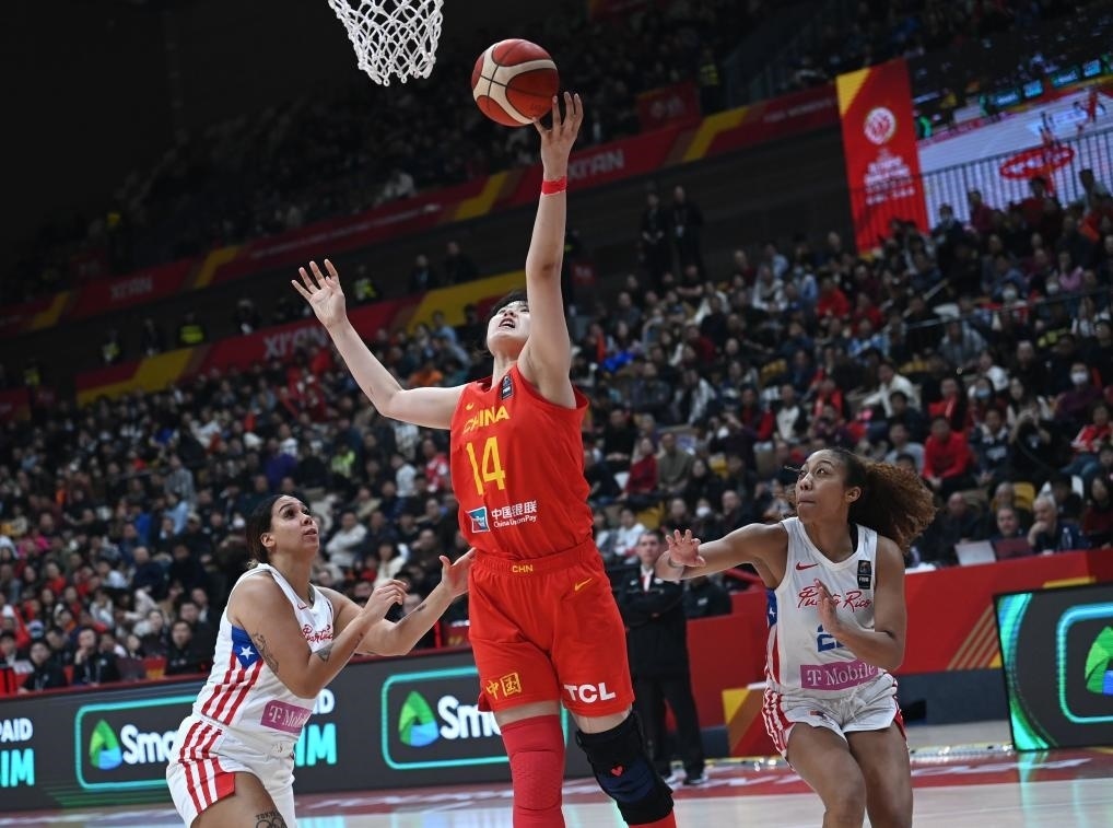 2月11日，中國隊(duì)球員李月汝（中）在比賽中上籃。新華社記者 李一博 攝