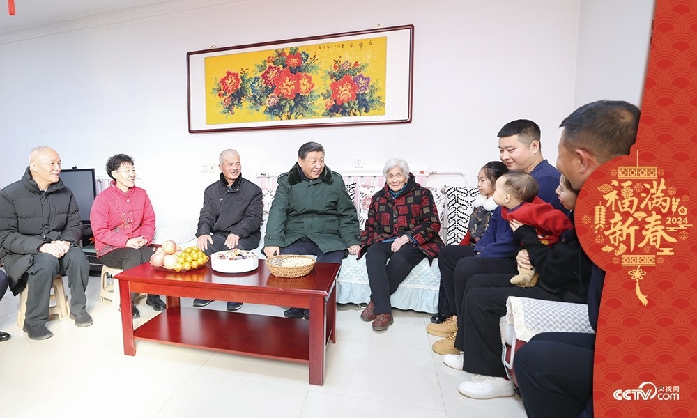 2024年2月1日，習(xí)近平總書(shū)記在天津市西青區(qū)辛口鎮(zhèn)第六埠村考察時(shí)，同村民杜洪剛一家人親切拉家常。