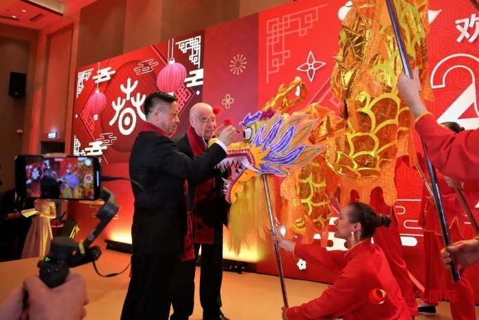 張漢暉（左）、施威特科（右）共同為彩龍點(diǎn)睛。于子恒攝