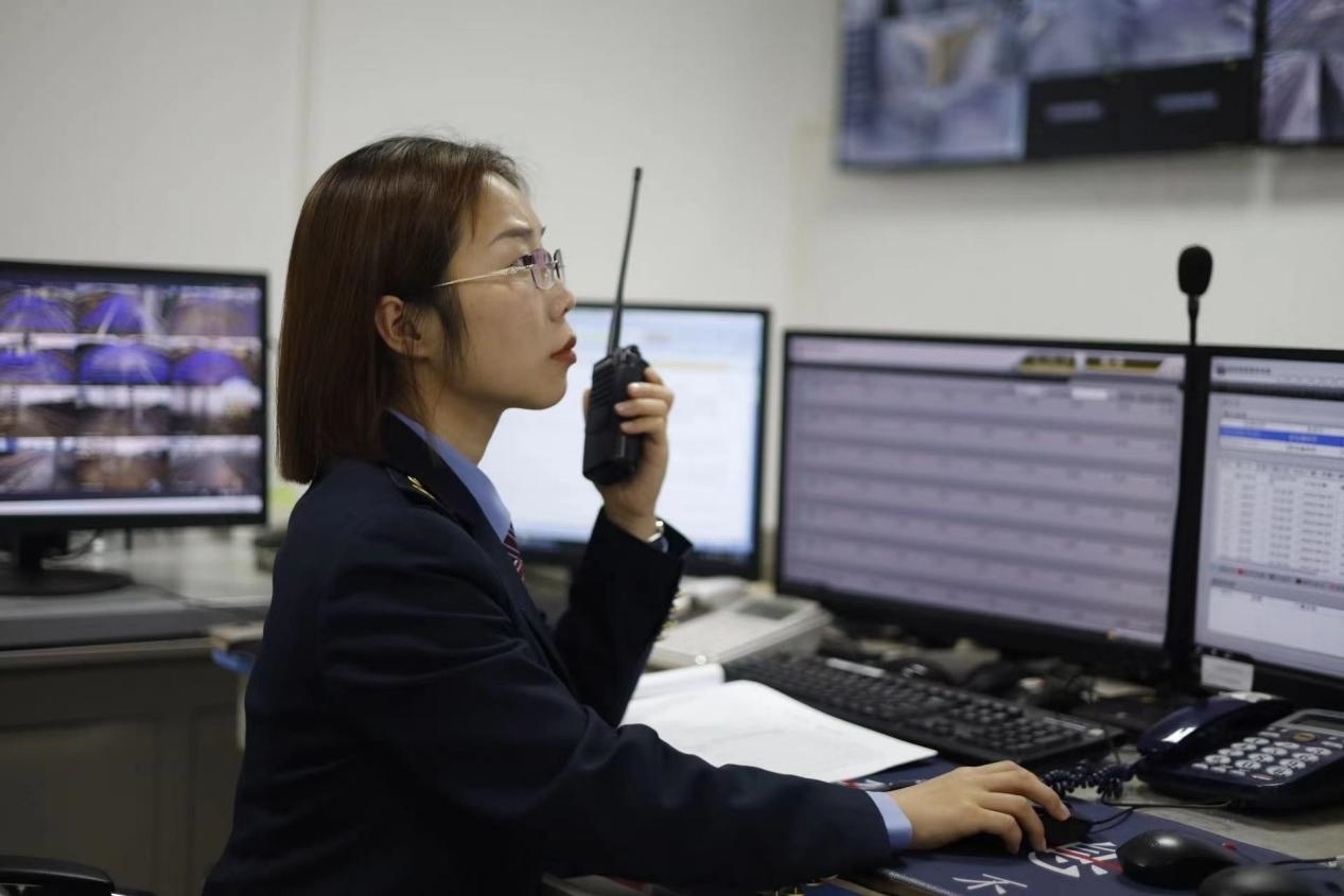 張華正在使用對講機(jī)溝通客運(yùn)工作情況。蔡紫妍攝