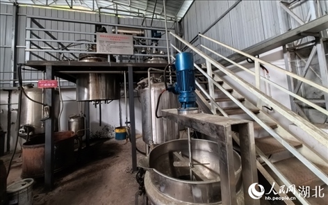 壩漆工業(yè)化量產(chǎn)設(shè)備。人民網(wǎng)記者 周雯攝