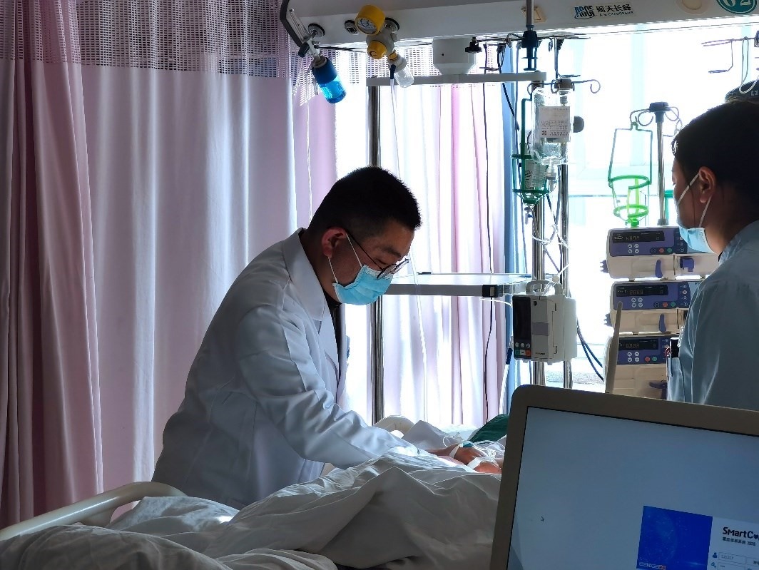 徐晉偉正在觀(guān)察患者體征。人民網(wǎng)記者 栗翹楚攝