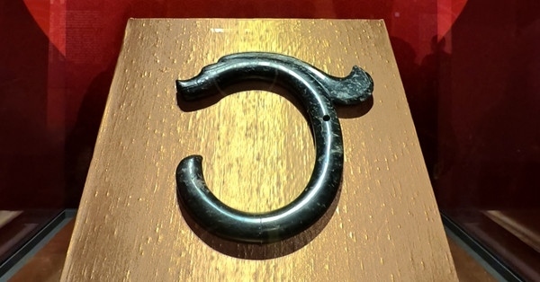 紅山文化C形玉龍。人民網(wǎng)記者 韋衍行攝