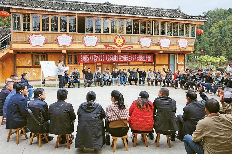 圖為2023年4月6日，貴州省黔東南苗族侗族自治州施秉縣白垛鄉(xiāng)白垛村村民在討論產業(yè)發(fā)展、人居環(huán)境提升、鄉(xiāng)村文明建設相關事宜。 人民圖片 磨桂賓/攝