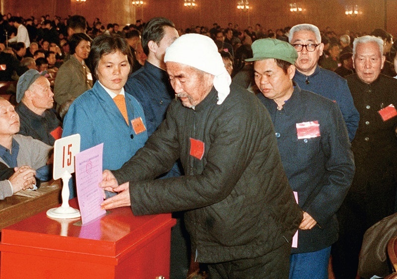 我國現行憲法于1982年12月4日由第五屆全國人大第五次會議通過并公布施行。根據改革開放和社會主義現代化建設的實踐和發(fā)展，全國人大于1988年、1993年、1999年、2004年、2018年先后5次作出必要的、也是十分重要的修正。圖為出席第五屆全國人民代表大會第五次會議的代表投票表決《中華人民共和國憲法》（資料照片）。 新華社發(fā)