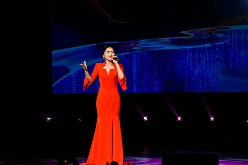 女高音歌唱家陳思思演唱《但愿人長(zhǎng)久》。趙 靖攝