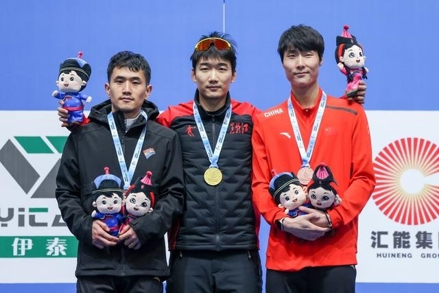 1月12日，“十四冬”速度滑冰（公開組）男子500米比賽，冠軍黑龍江隊(duì)選手高亭宇（中）、亞軍遼寧隊(duì)選手楊濤（左）、季軍河北隊(duì)選手李添龍?jiān)陬C獎儀式上合影。新華社記者 王楷焱 攝