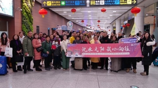 2月11日，一批馬來(lái)西亞游客抵達(dá)沈陽(yáng)桃仙國(guó)際機(jī)場(chǎng)。新華社發(fā)