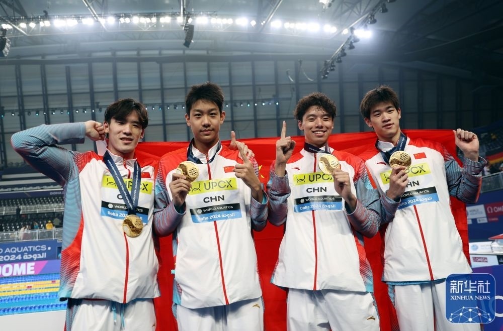 2月11日，2024年多哈游泳世錦賽男子4×100米自由泳接力決賽，中國(guó)隊(duì)選手王浩宇、張展碩、季新杰和潘展樂(lè)（從左到右）在頒獎(jiǎng)儀式后合影慶祝。新華社記者 雒圓 攝