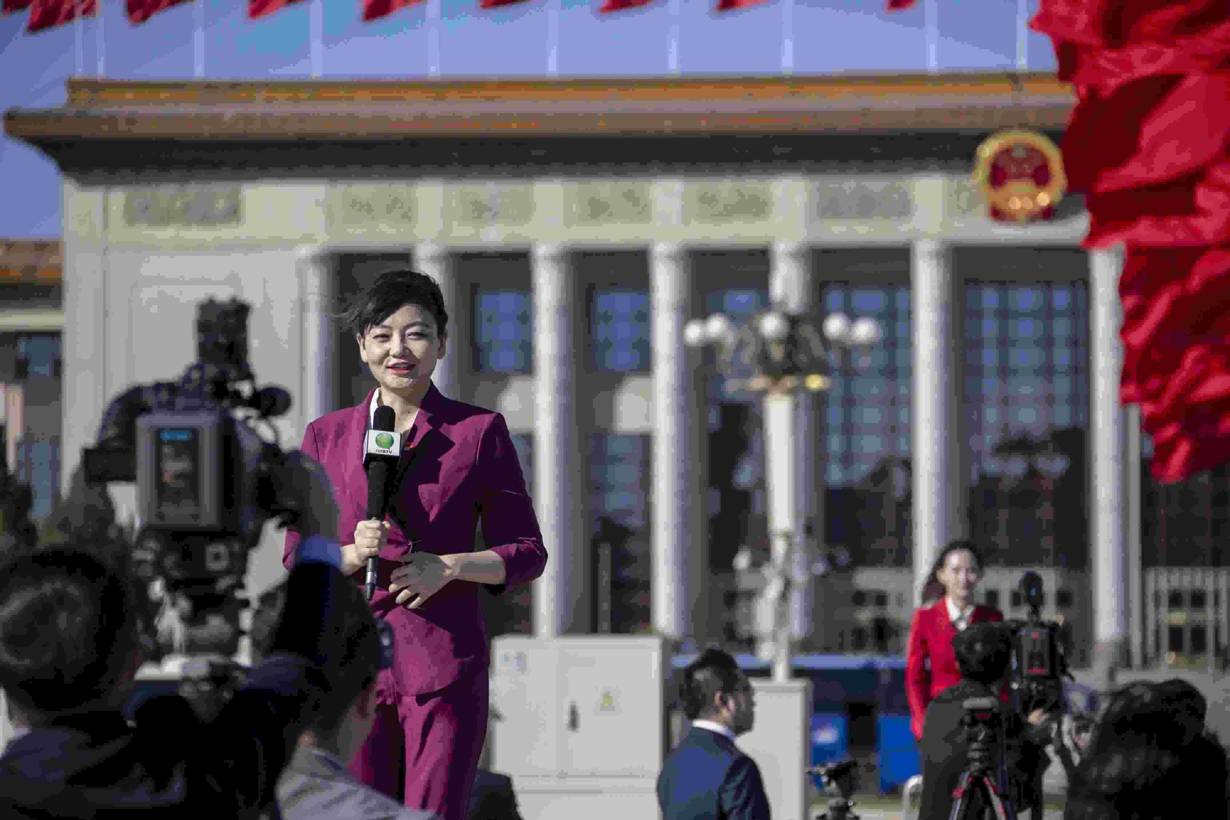 △ 2022年10月22日，北京人民大會堂，中國共產(chǎn)黨第二十次全國代表大會勝利閉幕，媒體記者戶外進行現(xiàn)場報道。