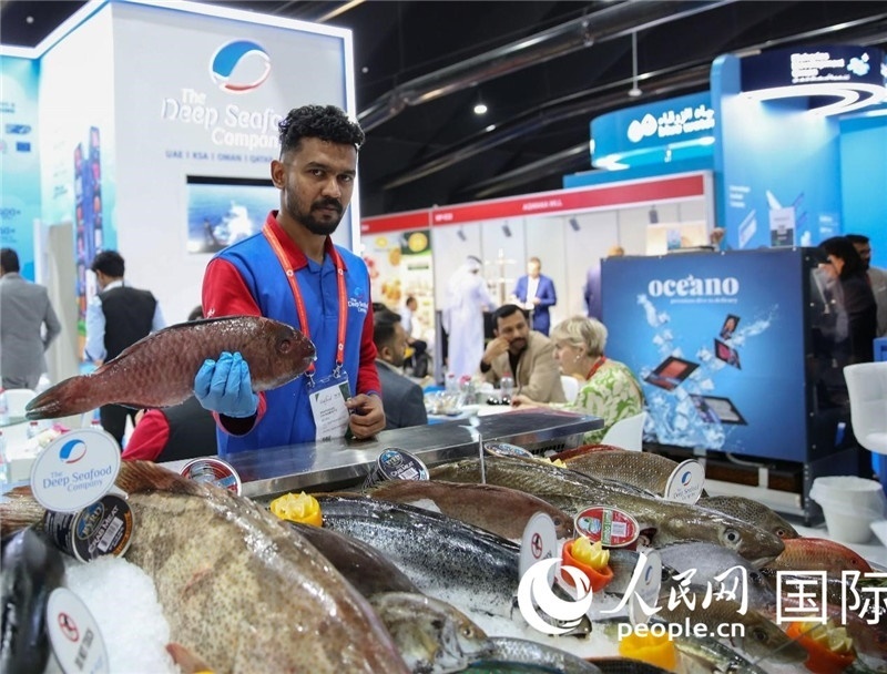 海灣食品展上，一位展商在展示海產(chǎn)品。人民網(wǎng) 塔里克·易卜拉欣攝