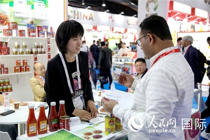 圖為中國(guó)參展企業(yè)代表與采購(gòu)商交流。人民網(wǎng) 塔里克·易卜拉欣攝