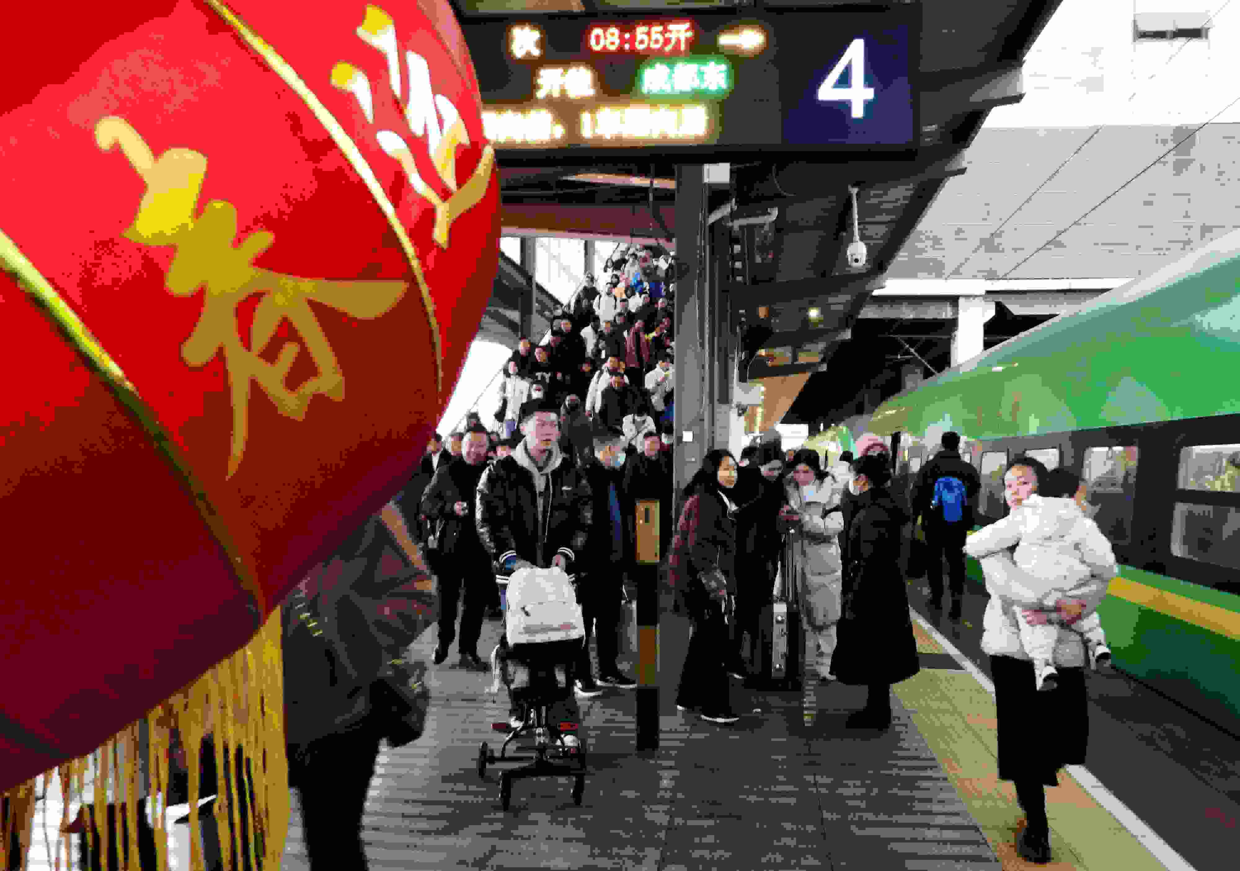 △ 2024年1月26日，四川省達(dá)州市車(chē)站，準(zhǔn)備乘坐“復(fù)興號(hào)”動(dòng)車(chē)組列車(chē)出行的旅客。