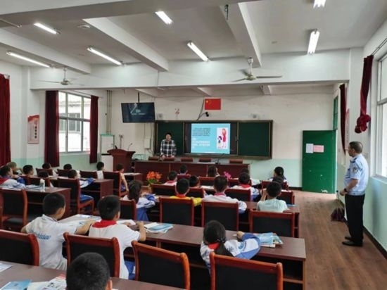 安全知識(shí)宣傳進(jìn)校園。將樂縣農(nóng)業(yè)農(nóng)村局供圖