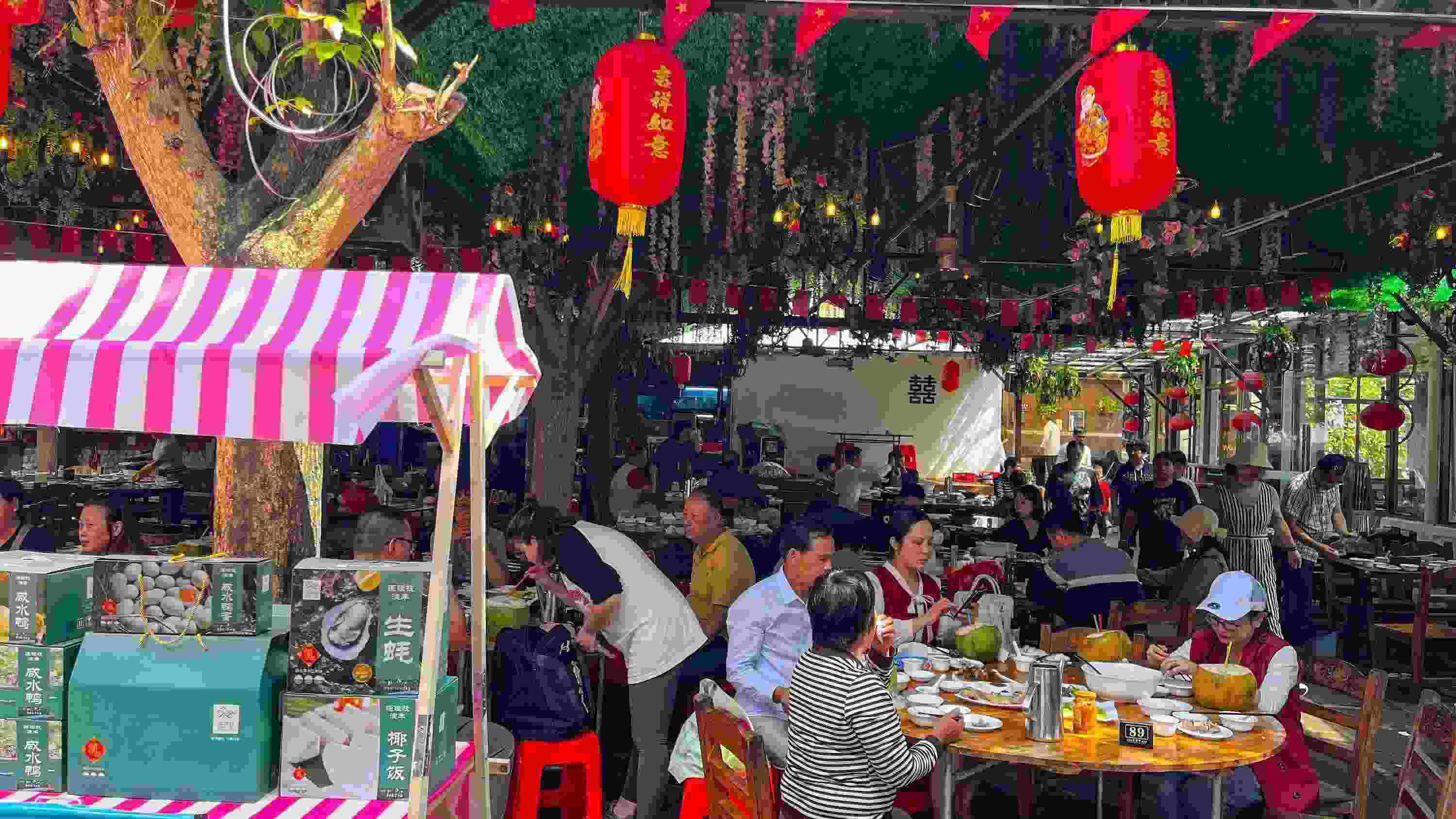 △ 2024年2月17日，春節(jié)假期最后一天，?？卩l(xiāng)村旅游持續(xù)火爆，眾多游客前往漁家樂(lè)品嘗特色海鮮和鄉(xiāng)村美食。