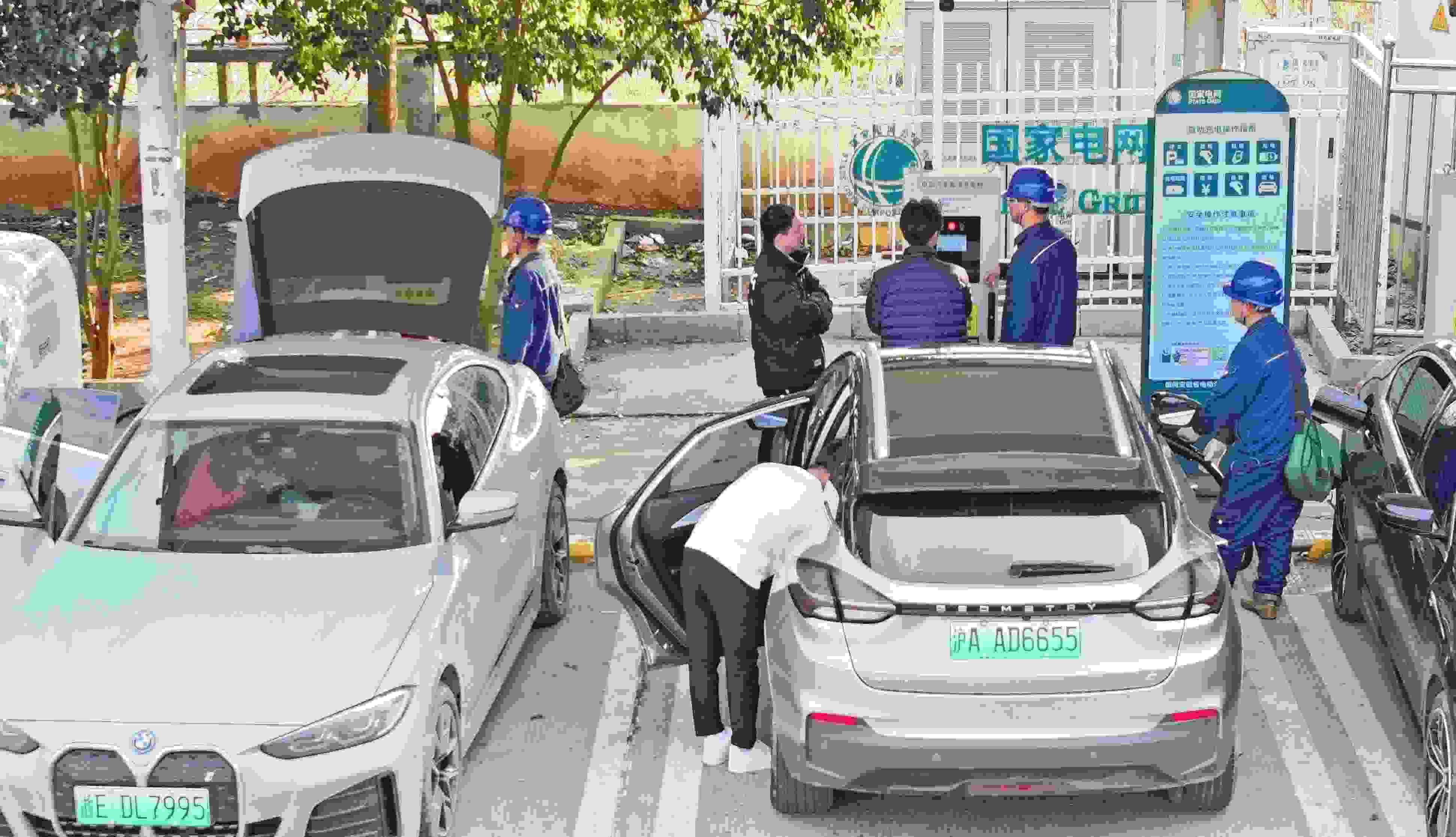 △ 2024年2月17日，安徽滁州來(lái)安縣大英鎮(zhèn)境內(nèi)的G36寧洛高速曹莊服務(wù)區(qū)，滁州市供電公司工作人員協(xié)助電動(dòng)汽車(chē)車(chē)主高效解決充電中遇到的問(wèn)題。