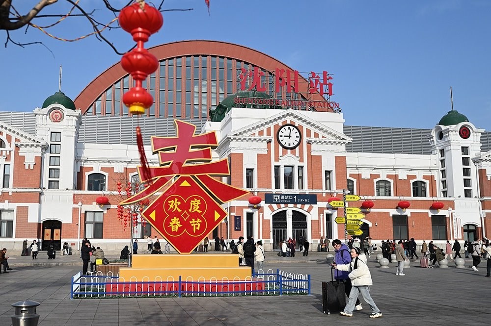 △ 2024年2月17日，沈陽站，人們拉著大大小小的行李箱，踏上了龍年新征程。