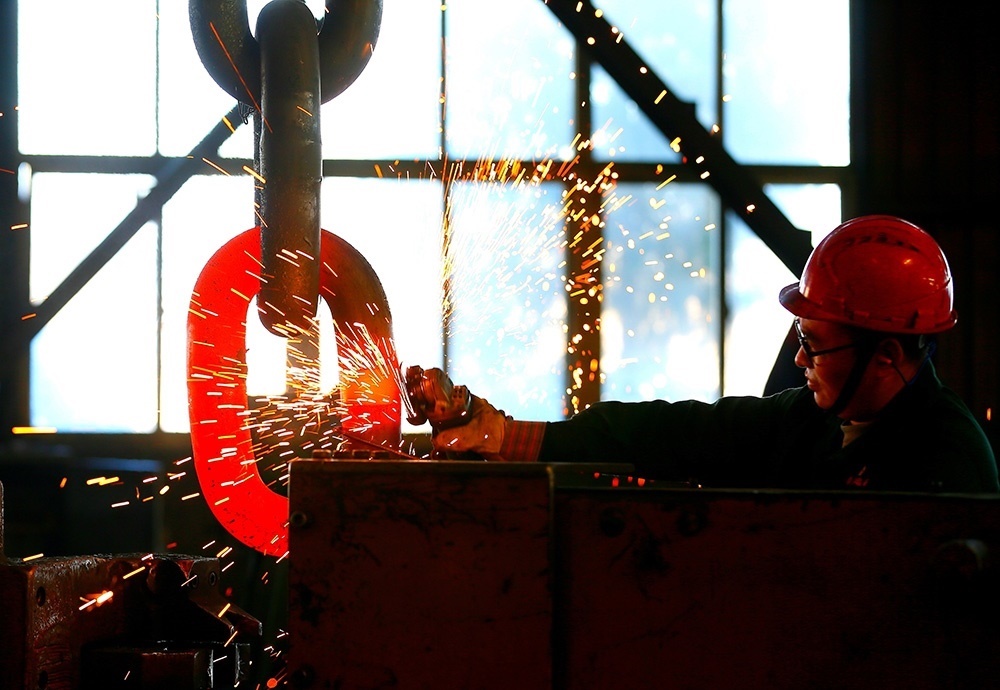 △ 2024年2月17日，青島市，即墨區(qū)靈山街道一家錨鏈企業(yè)，工人正在忙碌。