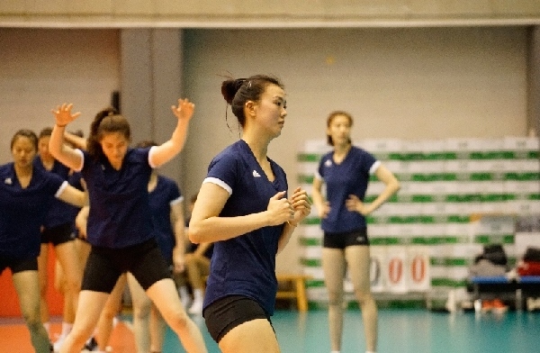 張常寧（右二）在訓練中。人民網(wǎng)記者李乃妍攝