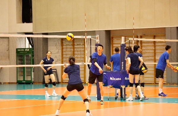 女排隊員在訓練中。人民網(wǎng)記者李乃妍攝