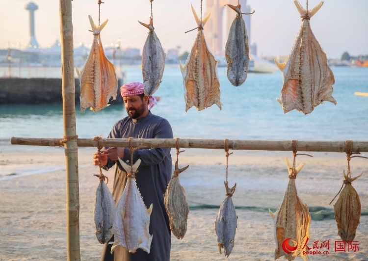  手工藝者展示如何晾曬魚(yú)干。人民網(wǎng) 塔里克·易卜拉欣攝