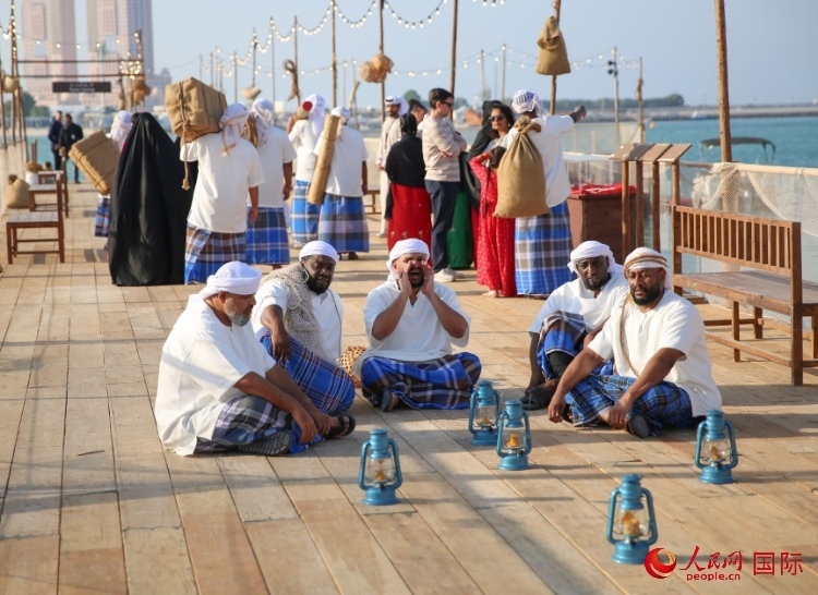 演藝人員展示售賣產(chǎn)品的場(chǎng)景。人民網(wǎng) 塔里克·易卜拉欣攝