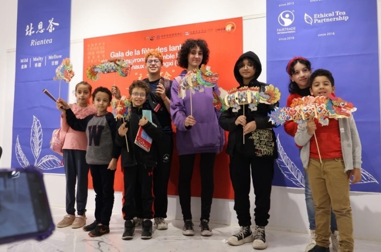 孩子們拿著元宵彩燈合影。拉巴特中國文化中心供圖