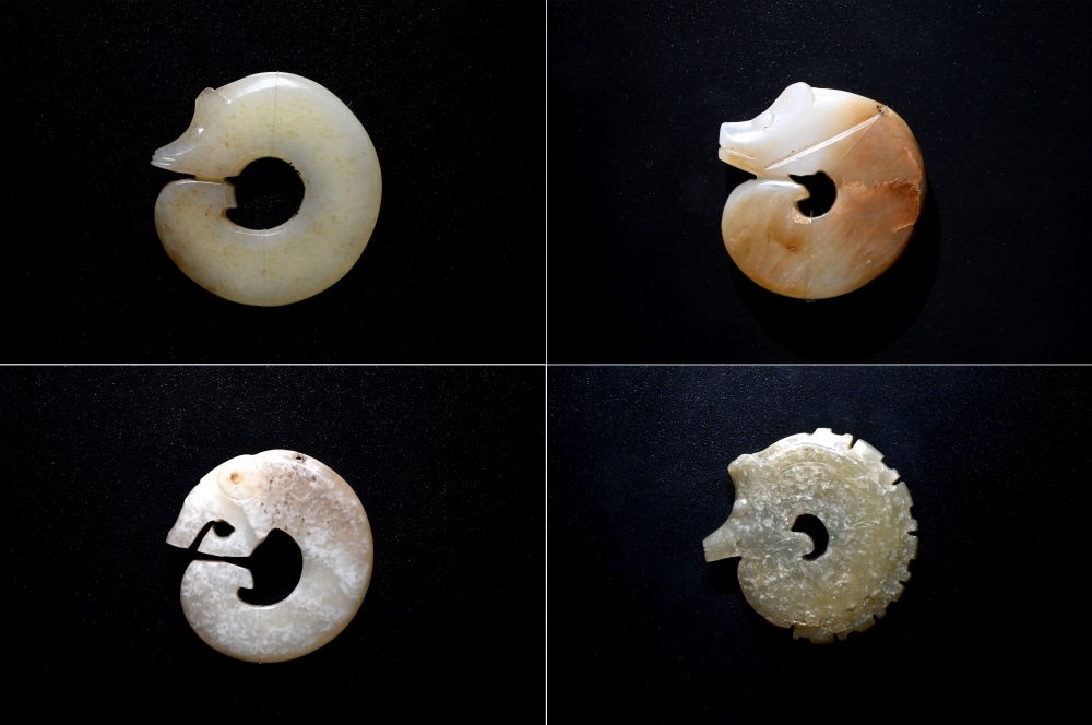 這是在殷墟博物館新館內展出的龍形玉玦（拼版照片，1月9日攝）