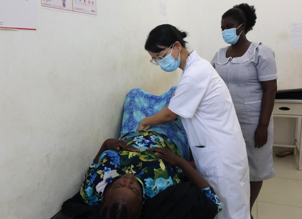 2023年2月27日，在塞拉利昂首都弗里敦，一名中國醫(yī)療隊(duì)的醫(yī)生正在為患者檢查身體。