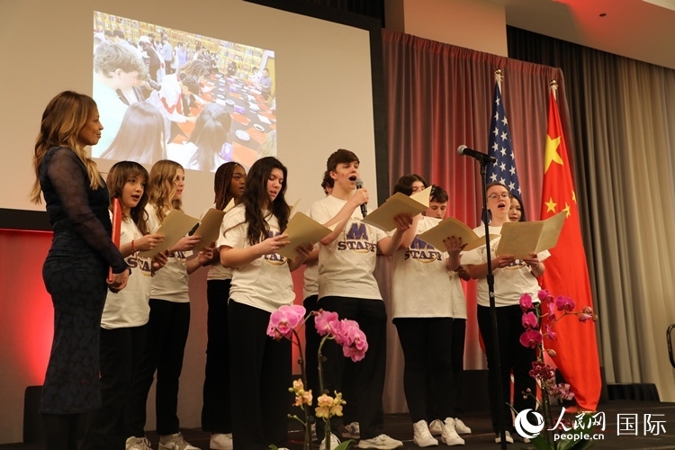 馬斯卡廷中學(xué)的學(xué)生們還深情演唱了表現(xiàn)中美兩國人民友誼的歌曲《情緣留住永恒的記憶》。 人民網(wǎng)記者 李志偉攝