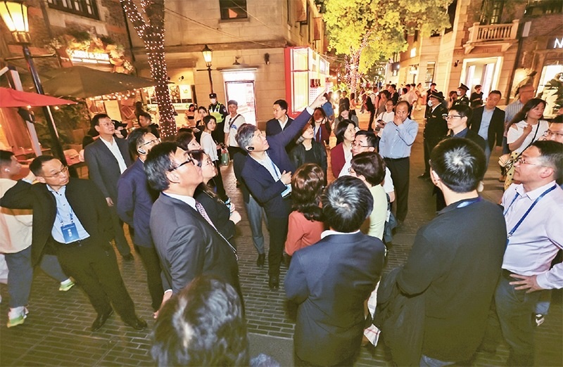 2023年4月18日，全國(guó)無黨派人士考察團(tuán)來到位于上海市黃浦區(qū)的上海新天地開放式街區(qū)考察夜經(jīng)濟(jì)。 新華社記者 王翔/攝